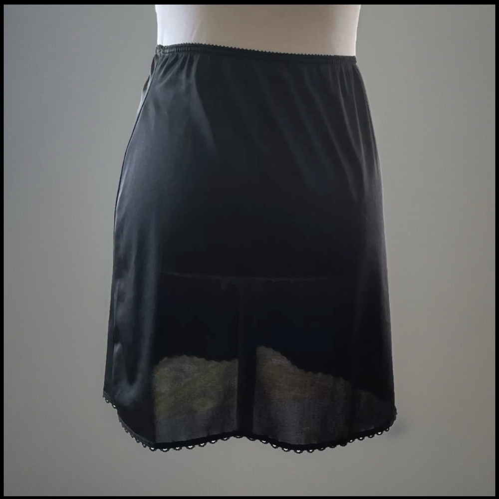 Warners Black Nylon Half Slip Size Small